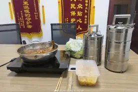 一顿特别的晚餐，战友没回我们不动筷图片