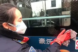“舍不得这个岗位”：济南公交女司机站好最后一班岗图片