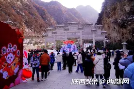 新春走基层｜春节氛围浓 大年初二华山西峰索道接待游客破万人图片