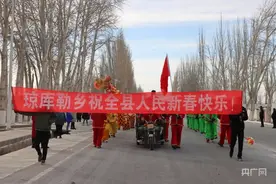 新疆且末：社火表演闹新春  欢天喜地过大年图片