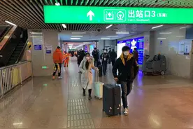 记者探访长途车站，带着亲人的祝福，他们返京准备复工了图片