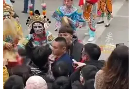 网传英歌舞队当街打人？知情教练：系斗舞导致，警方已介入处理图片
