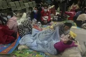 国门前，一个缅甸女孩等待回家图片