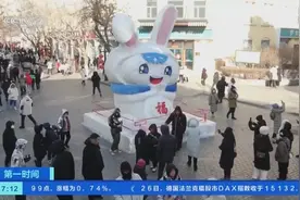氛围感拉满！辣条糖葫芦、冰砌摊位……到“冰城”哈尔滨体验特色美食图片