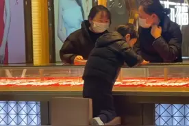 湖南6岁男孩跑进金店豪掷千元买项链：花大半压岁钱给妈妈送礼物图片