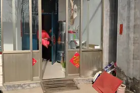 女儿返程，母亲在她后备厢塞120斤面粉、两床棉被图片