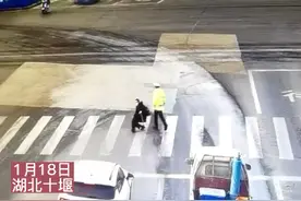 暖心！残疾人过马路交警守在车来方向图片