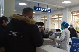 燃放“窜天猴”，8岁男童眼睛炸伤仅剩光感，医院立即手术图片
