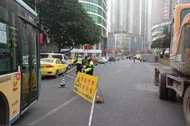 观音桥环道路面凹陷 过往车辆请绕行图片
