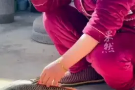 女子杀鱼时看到鱼生命力顽强感动落泪，最后放生了图片