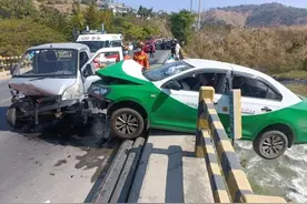 命悬一线！湍急河流之上，车辆半身悬空摇摇欲坠图片