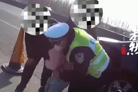 果然视频丨女孩车上吃东西被卡喉，辅警用海姆利克急救法成功施救图片