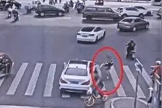 女子上海街头闯红灯被车主训斥后，踹车吐口水躺路中央，被判拘役三个月图片