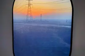 坐火车时记得要抬头，高铁车窗外的风景美如画图片