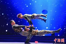 新疆兵团新春惠民杂技专场震撼上演 民众乐享“文化大餐”图片