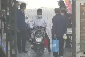 “电工”师傅频繁出入老旧小区进行“电路维护”，却剪走了楼里的电线 ……图片