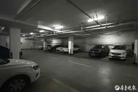 私人充电桩安装难？有车主为充电多跑六七公里，还有人扯线充电图片