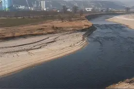 实探导致咸阳泾河污染的煤矿排污口：“黑水”直排河中，几米外有监控图片