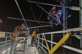 “空中行医”的铁路接触网工图片