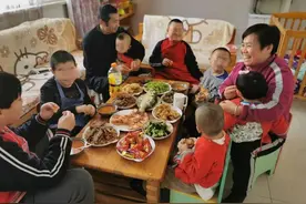在儿童福利院的第12个春节，这位妈妈与8个孩子一起团圆图片
