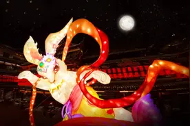 九曲桥拍实景，古董手表成道具，这台新潮戏曲晚会探索海派新表达图片