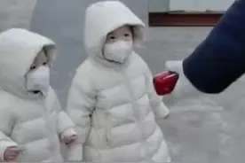 可可爱爱！俩萌娃和老爷爷听收音机开心起舞图片