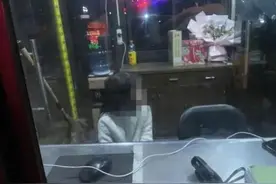 凌晨0℃，9岁女孩光脚走在小区！寒假作业未按时完成，与父母冷战，“你们骂，我就走”图片
