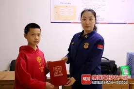 提着灭火器上下奔跑17层楼！广西贵港12岁少年上演“教科书式”救火图片