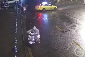男子穿超短裙丝袜偷车被抓：过年堵车，偷一辆摩托骑图片