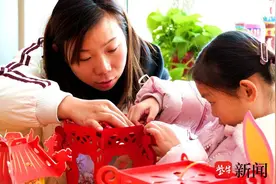 幼儿园小朋友一起做兔子灯笼，喜迎元宵节图片