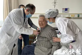 96岁老人心跳每分钟飙上180次，医生：相当于经常做剧烈运动图片