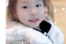 女儿指着广告板的帅哥喊爸爸，站在一旁的爸爸满脸尴尬图片