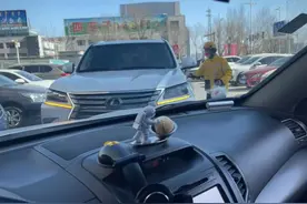 00后小伙回应开豪车送外卖：是二手车，一天打三份工，一个月亏了一两千图片