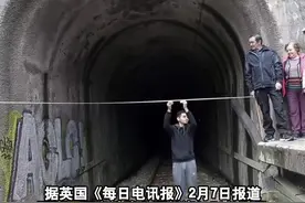 2年砸2亿多 西班牙火车因尺寸太大无法通过隧道图片