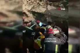 土耳其10岁小女孩地震后90小时获救 见到救援队先问“有牛奶吗”图片