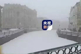 暴风雪突袭圣彼得堡 司机“啥都看不清”图片
