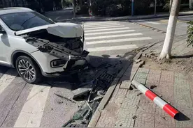 开车经过没有信号灯的路口时应该谁让谁？3个规则请牢记图片
