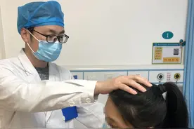 熬夜玩手机，小心“耳石症”来袭图片