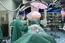 男子患“怪病”，每晚冰水泡脚才能入睡图片