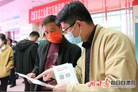 我为群众办实事 免费体检暖人心——甘肃省总工会将“健康大篷车”开进群众心坎里图片