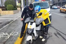 送外卖时电动车不见了，民警用2小时帮他找回“吃饭的家伙什”图片