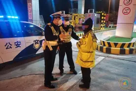 深夜，老人穿着病号服出现在高速收费站……图片