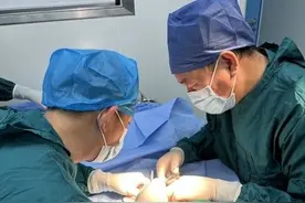 受伤后未正规换药处理，男子伸肌腱断裂险成断指图片