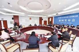 这家酒吧招30多名学生充当“气氛组”，还有60多名未成年工图片