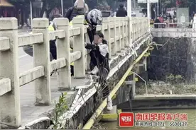 一男子突然在桥上停车、掉头冲刺，抓住了她的手！图片