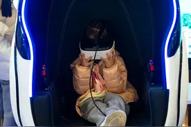 沉浸在虚拟世界里的小女孩图片