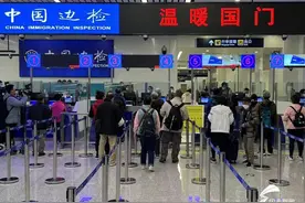 济南边检迎来首个香港入境旅游团 平均每人通关时间30秒图片