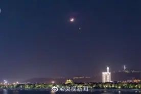 转发提醒！今晚可见金星伴月图片