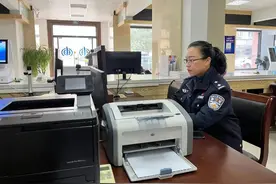 母亲过世31年，男子突然收到母亲的照片：“这就是我妈妈，我好想她啊！”图片