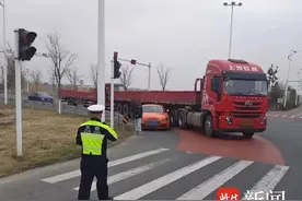 小轿车司机盲区超车，拐弯有“内轮差”的货车拦腰撞上图片